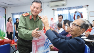 Hội Cựu CAND TP Hồ Chí Minh tặng quà và hỗ trợ mổ mắt miễn phí cho hội viên