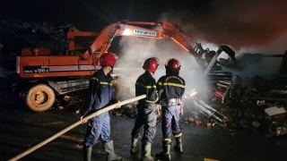 Dập tắt đám cháy tại khu nhà xưởng 6.000m2 ở Bình Dương