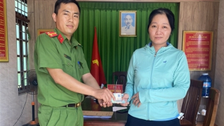Công an giúp tìm và trao trả cọc tiền của người phụ nữ bị đánh rơi