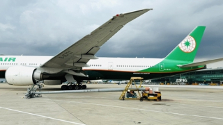 Máy bay va cột đèn do lăn nhầm vào bến đậu khi cất cánh