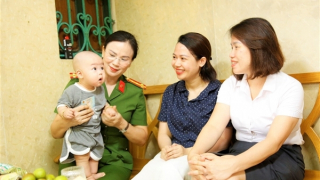 Trao Thẻ Căn cước tận nhà cho những công dân đầu tiên ở Nam Định