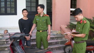 Con nghiện bị bắt sau 2 giờ cướp xe máy