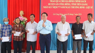 Trưởng Ban Tuyên giáo Trung ương tặng quà gia đình chính sách tại Tiền Giang