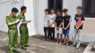 Năm nhân viên nhà hàng nửa đêm mang túyp sắt gây sự đánh nhau