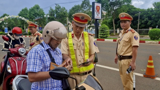 Hiệu quả từ kiểm tra giấy tờ người tham gia giao thông qua VNeID