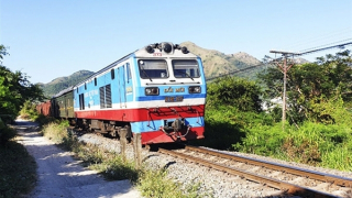 Xử lý nghiêm hành vi ném đá lên tàu, xe đang chạy trên đường