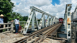Đường sắt thông tàu hỏa qua cầu Quay cũ sau sự cố
