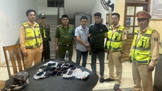 Dàn cảnh để trộm 17 điện thoại tại hội chợ triển lãm