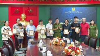 Những công dân đầu tiên tại Hà Nội được nhận căn cước trong niềm vui mừng, phấn khởi