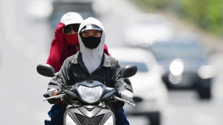 Nắng nóng oi bức trên khắp miền Bắc và Trung Bộ