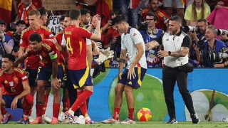 Thủ quân Morata dính chấn thương hy hữu khi ĐT Tây Ban Nha ăn mừng chiến thắng