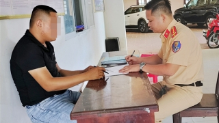 Xử phạt người cha để con trai 4 tuổi cầm vô lăng điều khiển ôtô