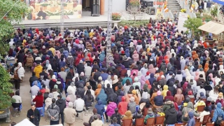 Những đám đông mang gương mặt u mê