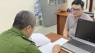 Triệu tập tài xế ô tô đánh tới tấp nam thanh niên ngay trước nhà