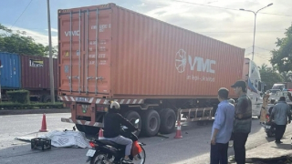 Hai cháu nhỏ đi xe máy điện bị cuốn vào gầm xe container
