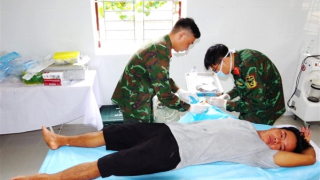 Cấp cứu ngư dân bị cá chình tấn công khi đang khai thác hải sản trên vùng biển Trường Sa