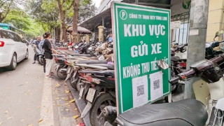 Trông giữ xe không dùng tiền mặt góp phần xóa bỏ tệ “chặt chém”