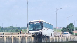 Xe ô tô 45 chỗ nằm vắt vẻo trên lan can cầu Bình Than sau tai nạn