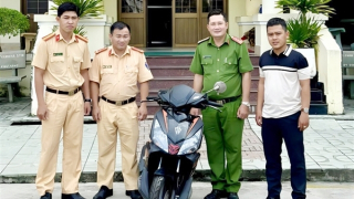 CSGT Công an Bạc Liêu trao trả xe máy bị mất cắp hơn 5 năm trước
