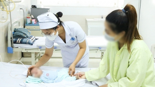 Trên đường về nhà, nữ điều dưỡng kịp cứu sống trẻ sơ sinh đã ngưng thở