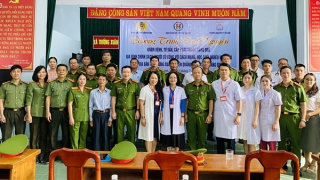 Khám bệnh và tặng quà gia đình chính sách tại Quảng Bình