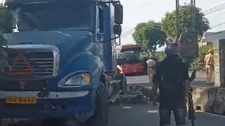 Kiểm tra nồng độ cồn, ma túy tài xế xe đầu kéo tông vào dải phân cách, lao vào nhà dân