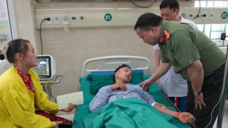 Thăm hỏi nạn nhân và gia đình trong vụ sạt lở đất