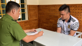 Giả vờ xin nước uống rồi giật dây chuyền vàng