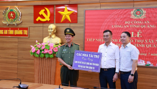 Công an Quảng Trị tiếp nhận kinh phí xây dựng 10 ngôi nhà tình nghĩa cho CBCS