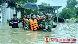 Công an TP Phú Quốc giúp người dân trong mưa lớn, ngập sâu