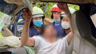 Giải cứu người đàn ông mắc kẹt trong cabin sau tai nạn trên cao tốc