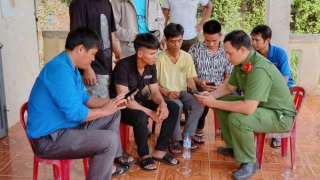 Một đôi vai, 2 màu áo - thêm ấn tượng đẹp về người chiến sĩ Công an trong lòng nhân dân