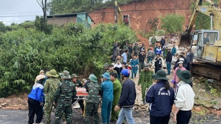 Lở đất gây sập nhà lúc đang ngủ, một người tử vong