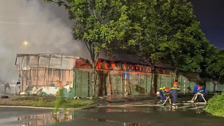 Cháy dãy ki-ốt tại Quảng trường TP Hòa Bình