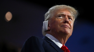 Ông Trump xuất hiện tại Đại hội đảng Cộng hòa với tai phải băng bó