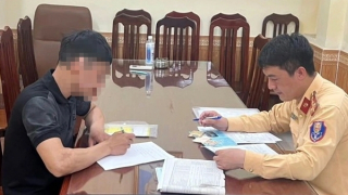 Phạt tiền và tước bằng tài xế dừng xe trên cầu Chương Dương ném rác xuống sông Hồng