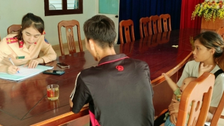 Gia đình có con nhỏ 4 lần bị đuổi xuống xe khách, được Công an giúp đỡ về quê