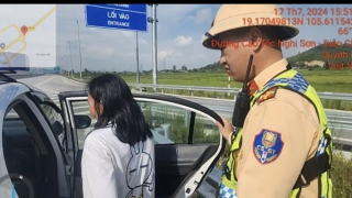 CSGT giúp người phụ nữ tâm thần đi lạc trên cao tốc về mái ấm