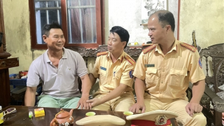 Gặp nạn trong mưa, người đàn ông được CSGT đưa đi cấp cứu