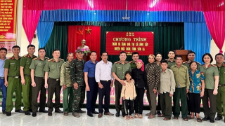 Cục Đào tạo thăm, tặng quà Công an xã và 7 gia đình chính sách xã Lóng Sập