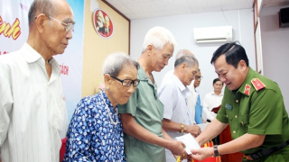 Tặng quà, khám bệnh, cấp phát thuốc miễn phí tại vùng căn cứ cách mạng