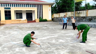 Công an xã giúp người dân học lái xe ngay tại địa bàn