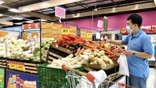 Nhà bán lẻ bình ổn, không để lương tăng, giá tăng