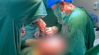 Bụng to bất thường, người phụ nữ mang khối u buồng trứng khổng lồ