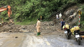 CSGT Yên Bái căng mình hỗ trợ người dân trong mưa lũ