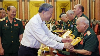 Chủ tịch nước Tô Lâm gặp mặt Ban liên lạc Đại đoàn 305 Dù - Đặc công