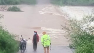 CSGT đội mưa cắm chốt đảm bảo ATGT cho người dân trong cơn bão số 2