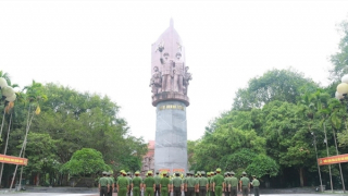 Đoàn đại biểu Bộ Công an dâng hương tại Tuyên Quang