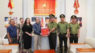 Công an TP Hà Nội dâng hương tưởng nhớ, tri ân các anh hùng liệt sĩ