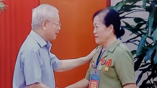 "Nữ du kích Ngã Năm" Lưu Nguyệt Hồng cùng tấm ảnh với Tổng Bí thư Nguyễn Phú Trọng